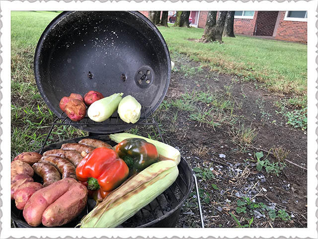 ミンミン家・アメリカのバックヤードでバーベキューする写真
