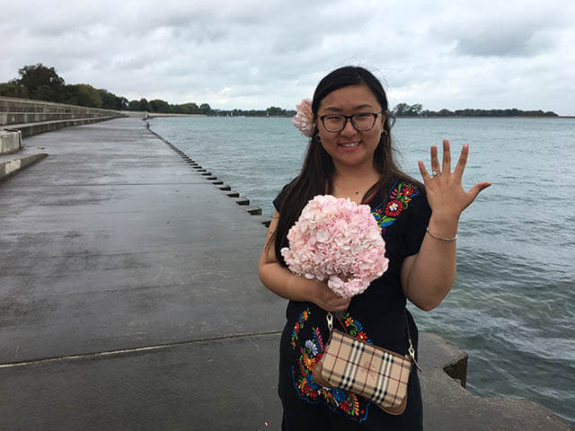 ミシガン湖で花束を持つミンミンの写真