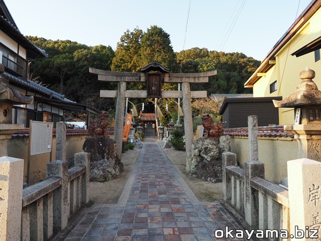 岡山備前 天津神社・備前焼陶板が敷きつめられた参道の写真