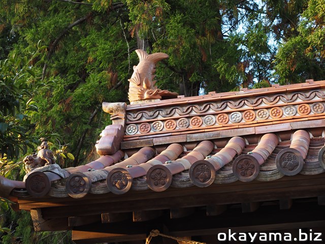 岡山備前 天津神社・備前焼神門の屋根瓦と鯱《しゃちほこ》の写真