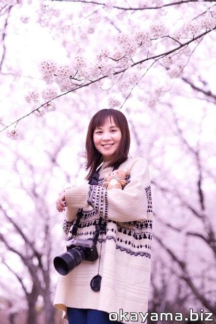 岡山後楽園の桜林で写真を撮るイクリンとリラックマの写真