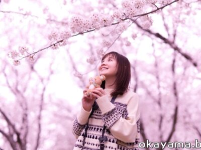 岡山後楽園の桜林で桜を見るイクリンとリラックマの写真